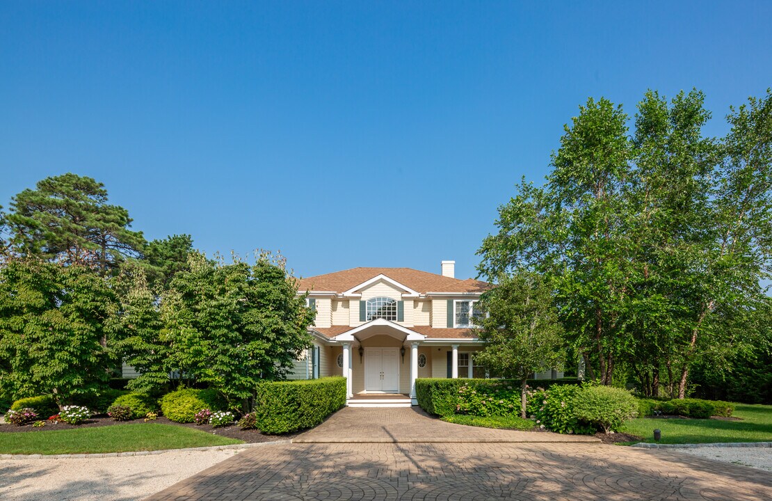 36 Parrish Pond Ln in Southampton, NY - Building Photo