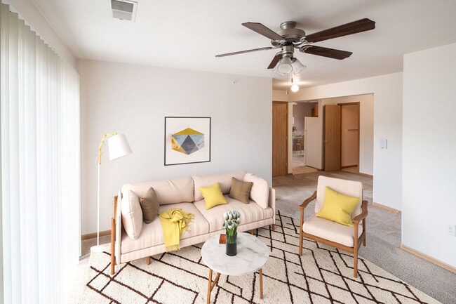 Highland Meadows in Bellevue, NE - Building Photo - Building Photo