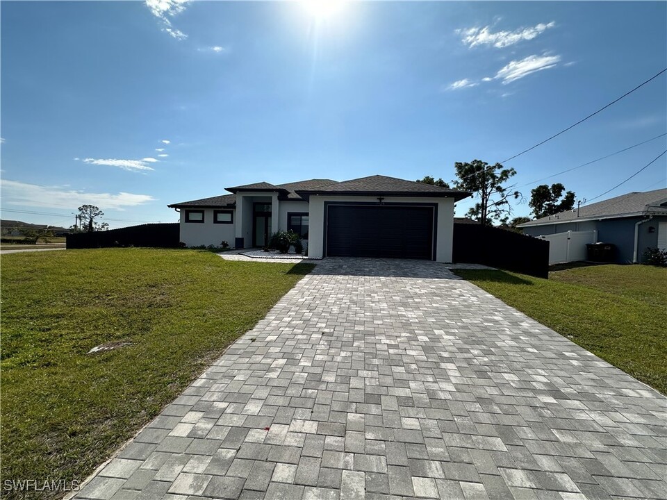 1124 NE 35th Ln in Cape Coral, FL - Foto de edificio