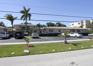 Country Club Villas in Miami Shores, FL - Foto de edificio - Building Photo