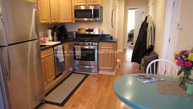 414 Hanover St, Unit 3 in Boston, MA - Foto de edificio - Building Photo