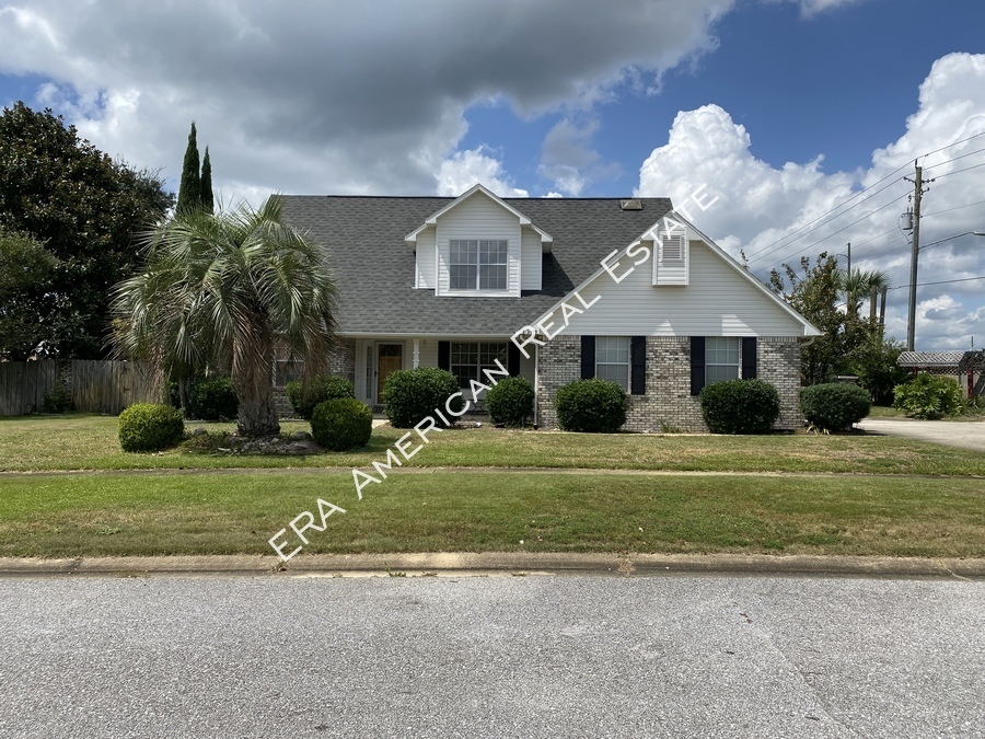 2093 Pritchard Point Dr in Navarre, FL - Building Photo