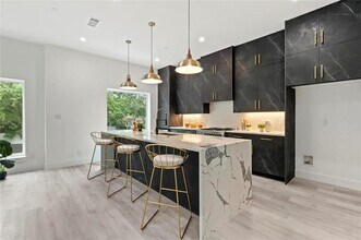 935 W Twelfth St in Dallas, TX - Building Photo - Building Photo