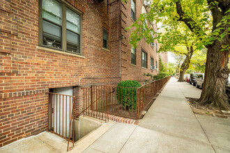 61-41 Saunders St in Rego Park, NY - Building Photo - Building Photo