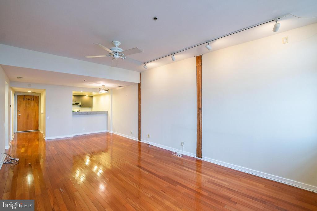 301 Race St in Philadelphia, PA - Building Photo