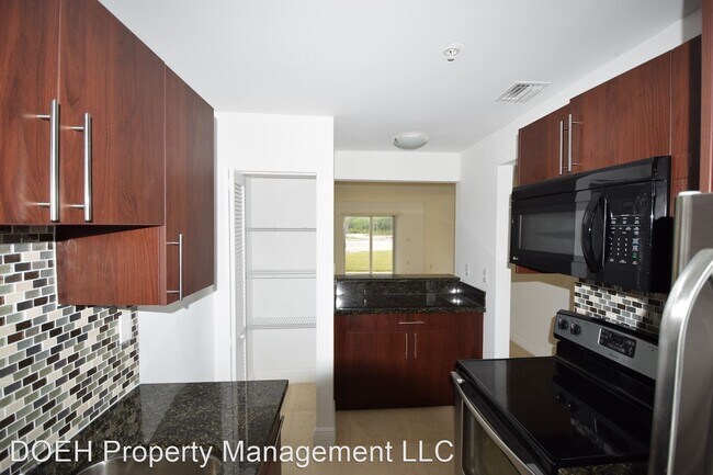 4137 Stirling Rd in Fort Lauderdale, FL - Building Photo - Building Photo