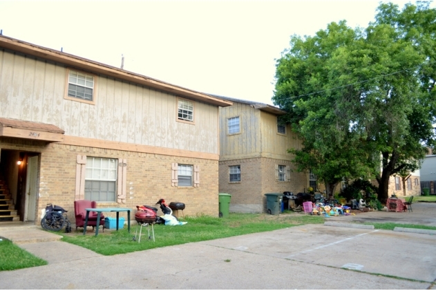 2404 Jaguar Ct in Bryan, TX - Foto de edificio - Building Photo