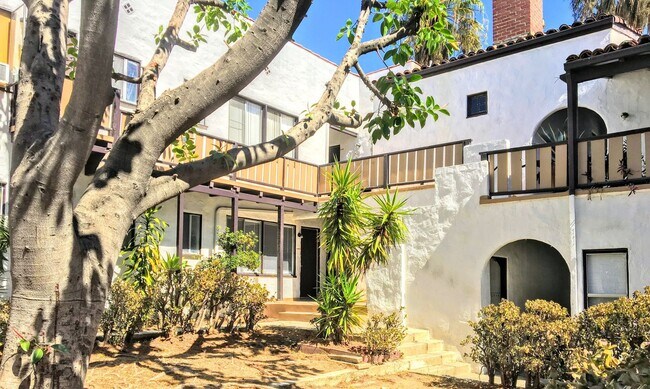 Windsor Court in Glendale, CA - Foto de edificio - Building Photo