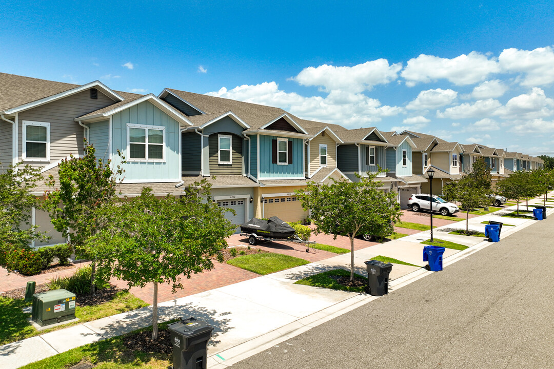 Park Square Townhome in Apollo Beach, FL - Foto de edificio