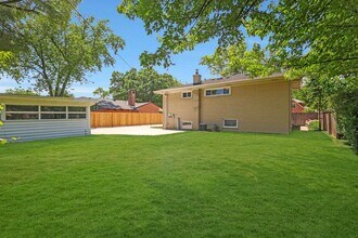 1247 Sherwood Rd in Glenview, IL - Foto de edificio - Building Photo