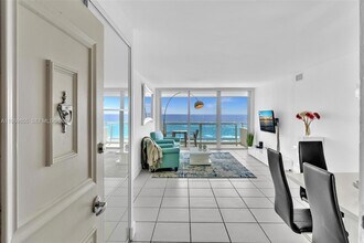5161 Collins Ave, Unit 1017 in Miami Beach, FL - Building Photo - Building Photo