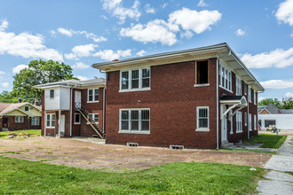 Poplar Plaza Apartments in Jackson, TN - Building Photo - Building Photo