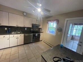 17 Woodrum Dr in Stony Point, NY - Foto de edificio - Building Photo