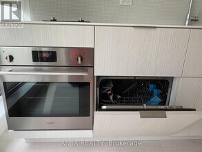 197 Yonge St in Toronto, ON - Building Photo - Building Photo