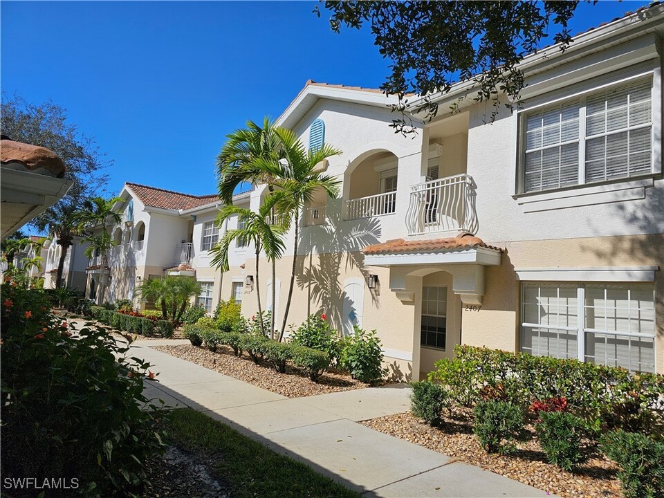 3013 Driftwood Way in Naples, FL - Building Photo