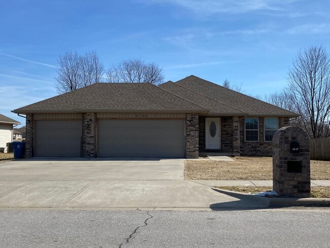 property at 5704 S Lincoln Ave