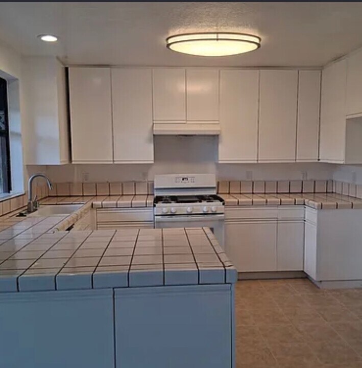 366 E 15th St in Costa Mesa, CA - Building Photo