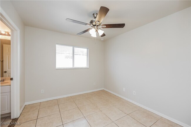 2607 30th St SW in Lehigh Acres, FL - Foto de edificio - Building Photo