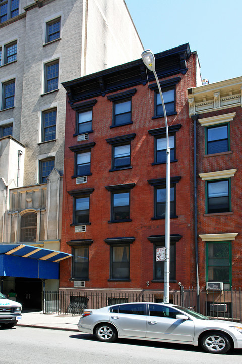 361 W 18th St in New York, NY - Building Photo