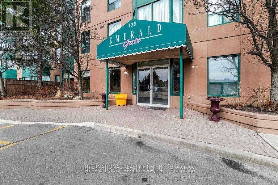 135-1135 Hillcrest Ave in Mississauga, ON - Building Photo