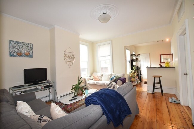 135 Otis St, Unit 1 in Cambridge, MA - Building Photo - Building Photo