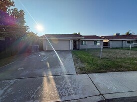 1743 N Maple St in Visalia, CA - Building Photo