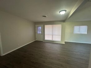 910 Van Horn St in Iowa Park, TX - Building Photo - Building Photo