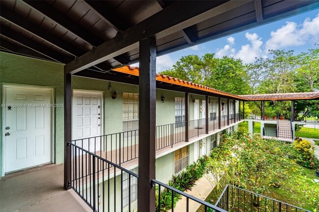 10776 N Kendall Dr in Miami, FL - Building Photo - Building Photo