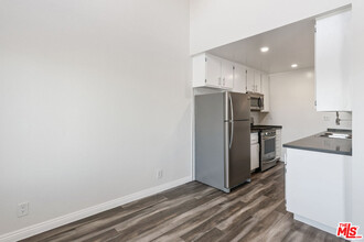 16550 Vanowen St in Los Angeles, CA - Building Photo - Building Photo