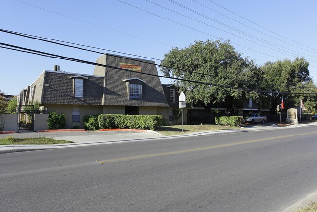 Hamilton Place Apartments in San Antonio, TX - Building Photo - Building Photo