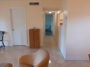 709 Lori Dr-Unit -110 in Palm Springs, FL - Foto de edificio - Building Photo