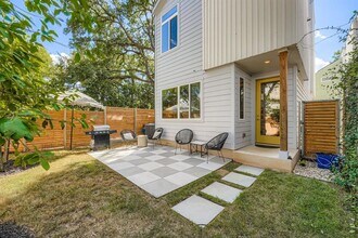 814 N Bluff Dr in Austin, TX - Building Photo - Building Photo