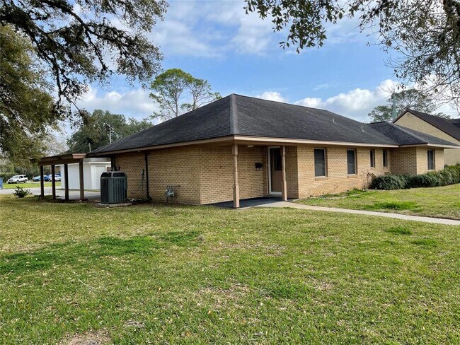 301 S 16th St in West Columbia, TX - Building Photo - Building Photo