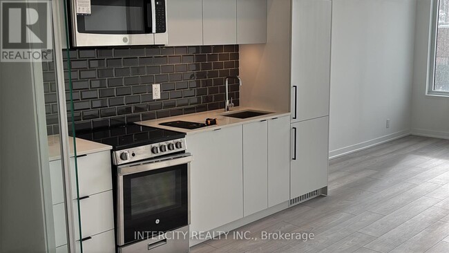 285-285 Dufferin St in Toronto, ON - Building Photo - Building Photo