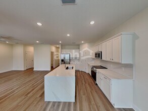 2519 Feather Crst Dr in St. Cloud, FL - Foto de edificio - Building Photo