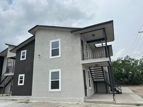 101 Rockwell Way, Unit 2 in Del Rio, TX - Foto de edificio - Building Photo