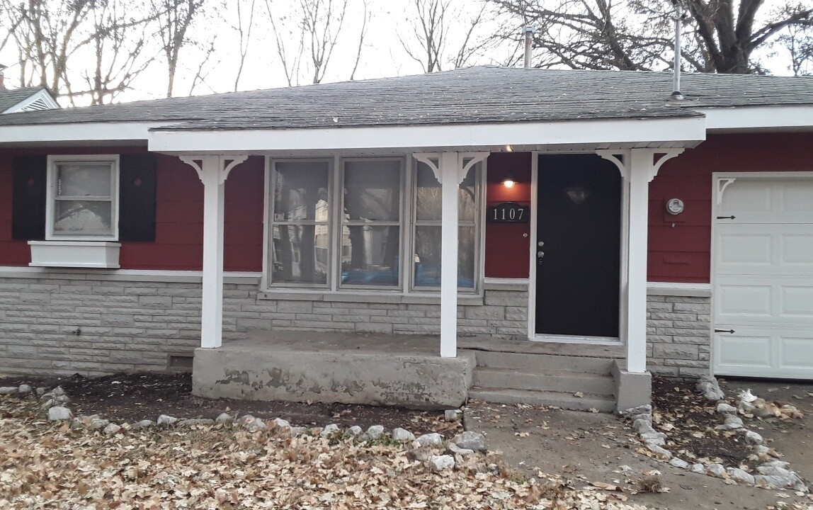 1107 S Weaver Ave in Springfield, MO - Building Photo