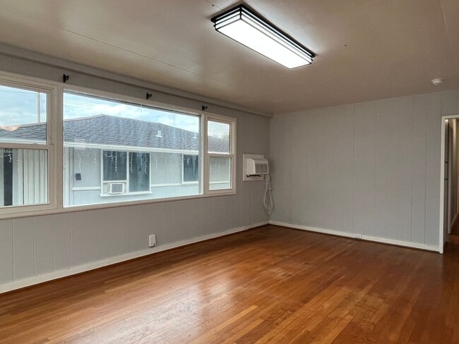 2586 Kekuanoni St in Honolulu, HI - Building Photo - Building Photo