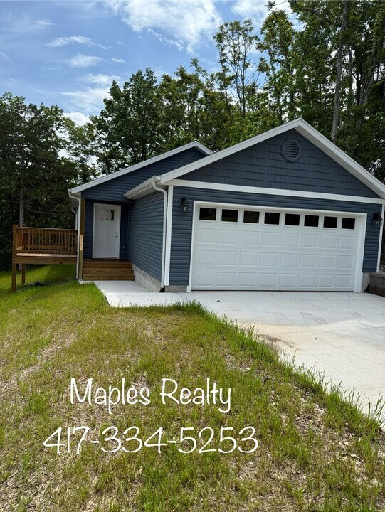 414 Walnut St in Hollister, MO - Building Photo