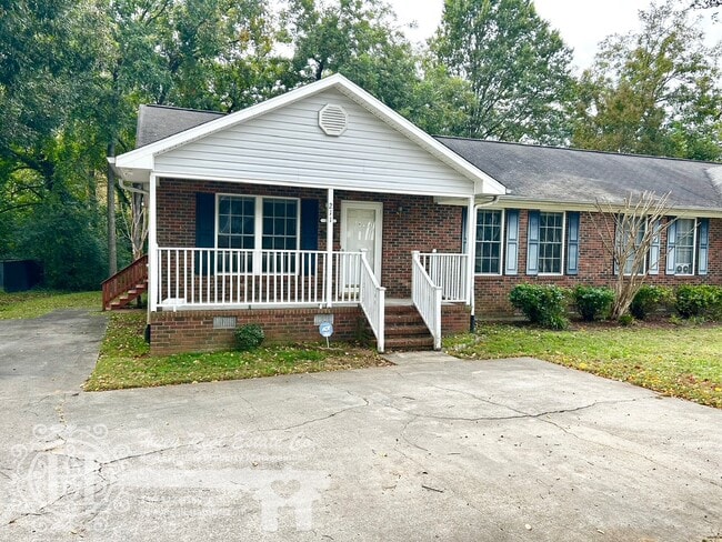 211 E Gilbreath St in Graham, NC - Foto de edificio - Building Photo