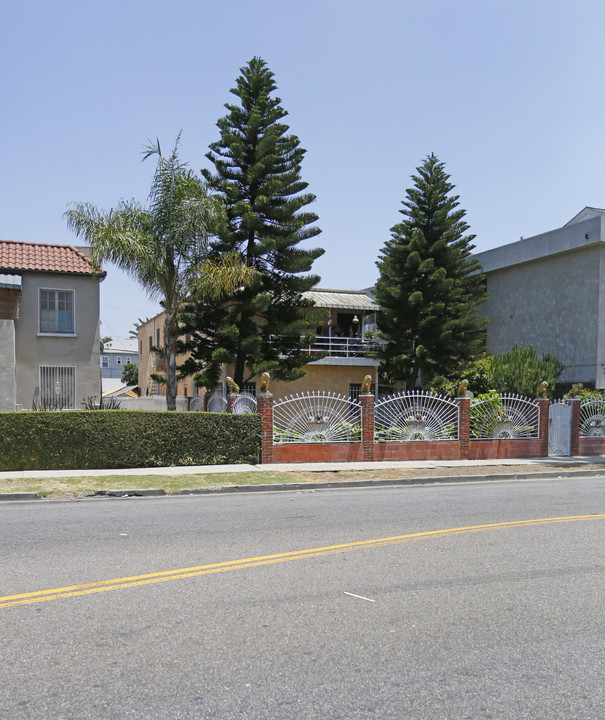 236 S Commonwealth Ave in Los Angeles, CA - Building Photo