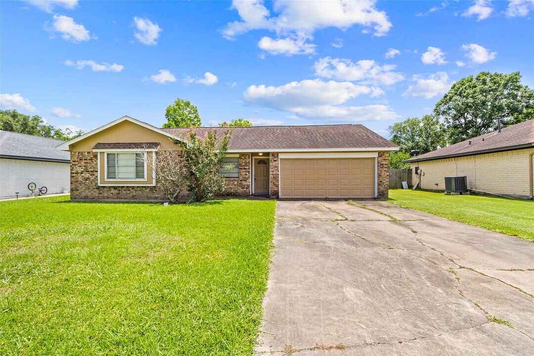 128 Dallas St in Angleton, TX - Building Photo