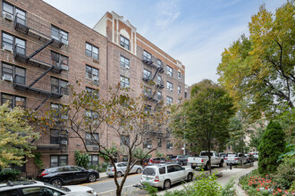 Embassy in New York, NY - Foto de edificio - Building Photo