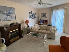 617 13th Ave S in Surfside Beach, SC - Foto de edificio - Building Photo
