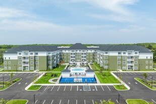 Greenview Estate House in Oakdale, NY - Building Photo