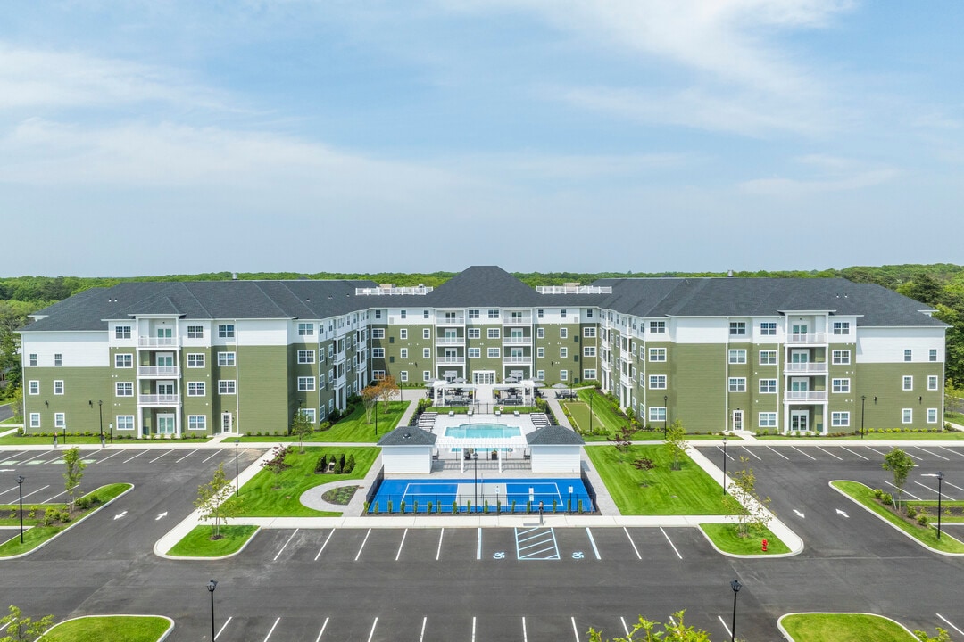 Greenview Estate House in Oakdale, NY - Building Photo