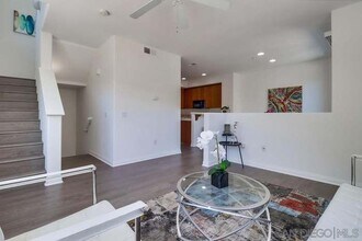 8713 Plaza Sq in San Diego, CA - Foto de edificio - Building Photo