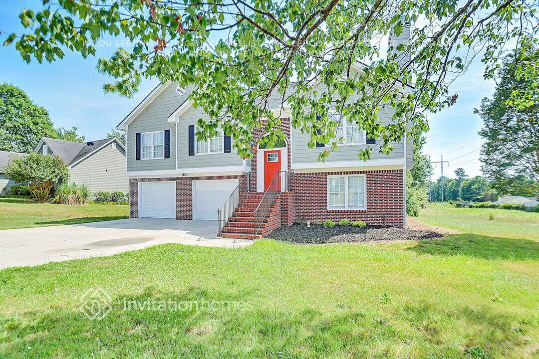 308 Pebblestone Dr in Loganville, GA - Building Photo