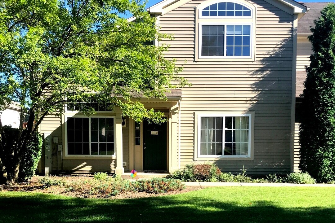 3642 Roanoke Ave in Carpentersville, IL - Building Photo