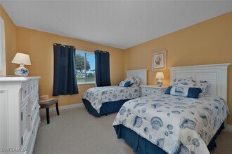 215 Cypress Way E in Naples, FL - Building Photo - Building Photo